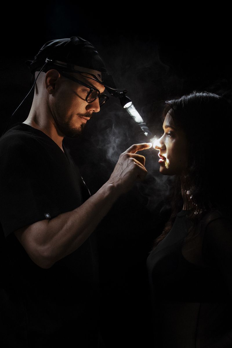 Dr. Duprat examinando paciente durante procedimento